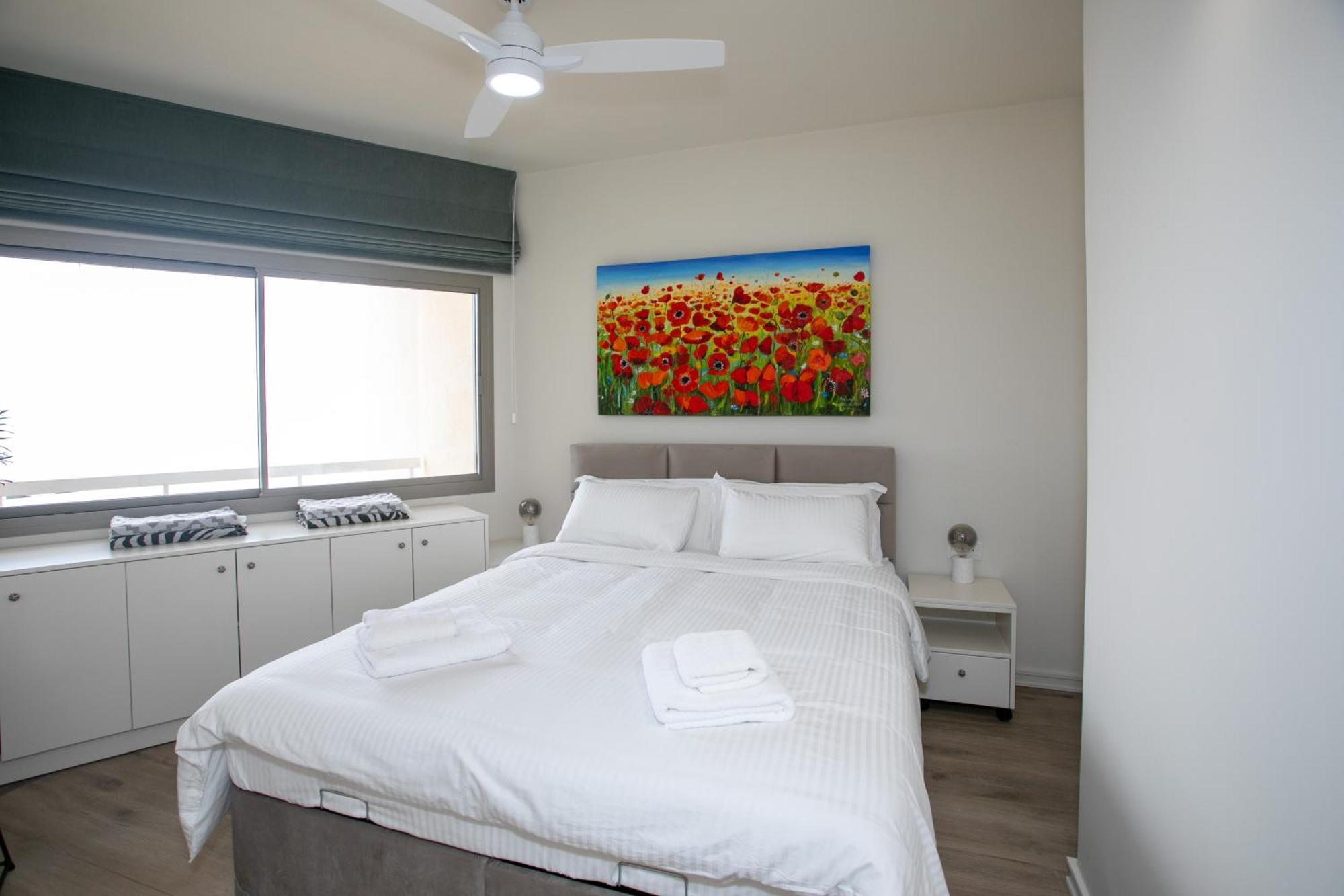Palmove Luxurious Beachfront Apt Larnaca Buitenkant foto