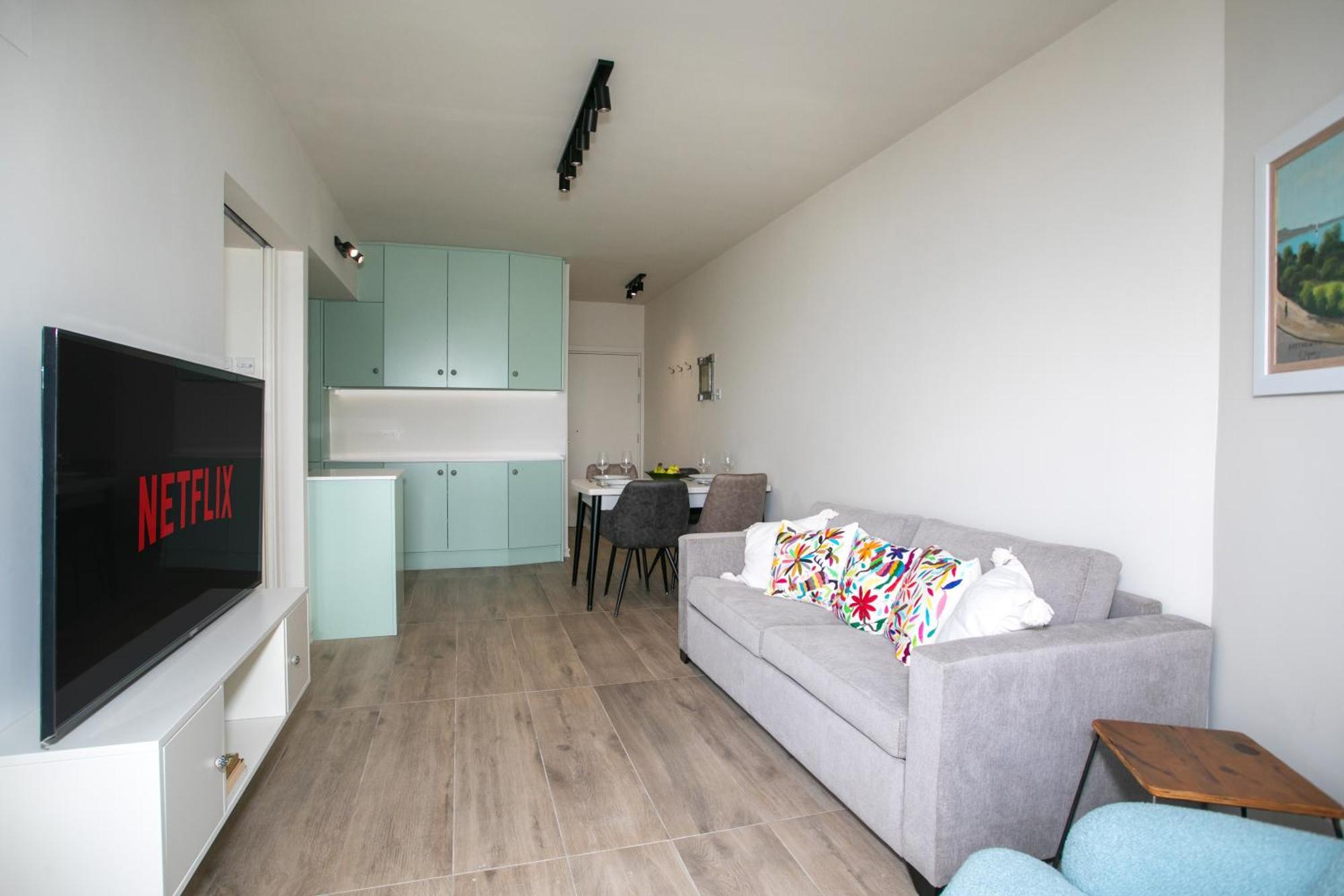 Palmove Luxurious Beachfront Apt Larnaca Buitenkant foto