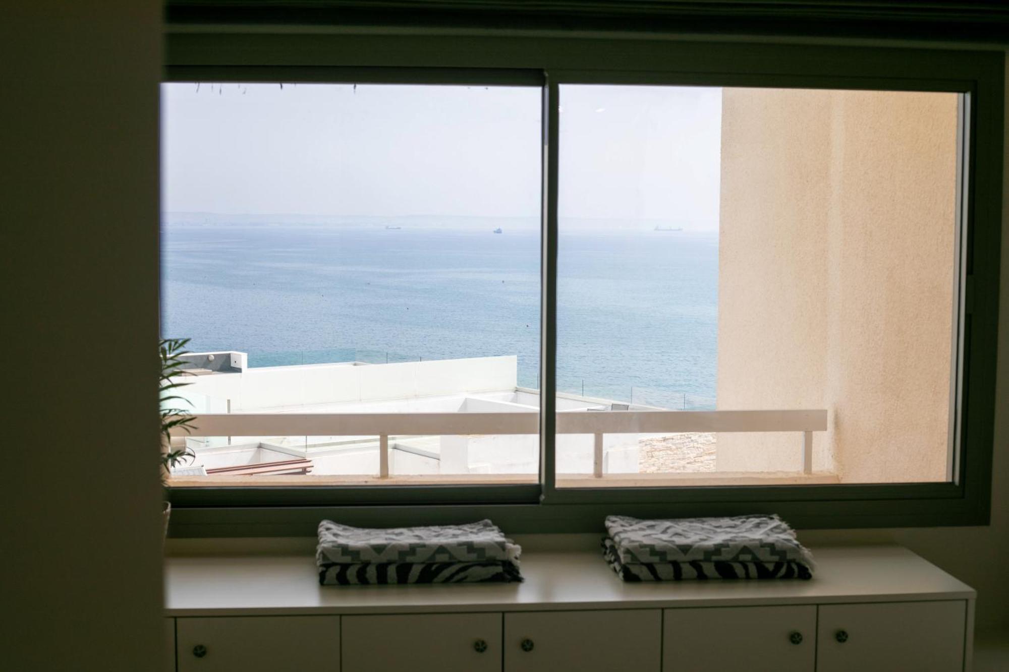 Palmove Luxurious Beachfront Apt Larnaca Buitenkant foto