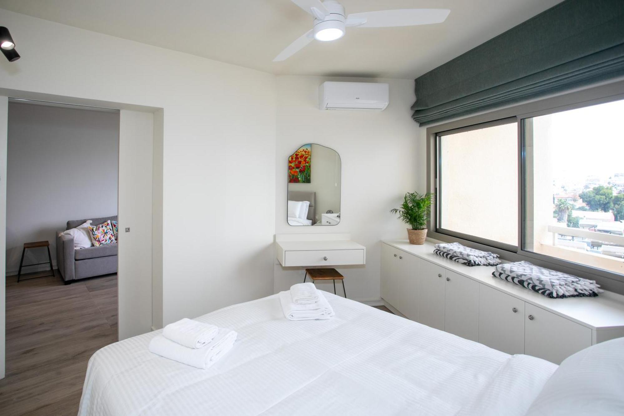 Palmove Luxurious Beachfront Apt Larnaca Buitenkant foto
