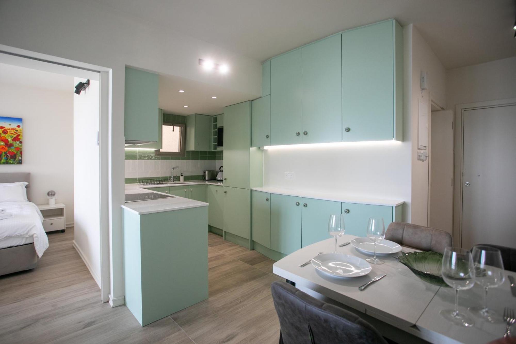 Palmove Luxurious Beachfront Apt Larnaca Buitenkant foto
