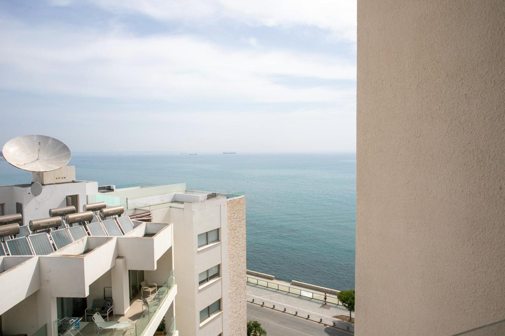Palmove Luxurious Beachfront Apt Larnaca Buitenkant foto
