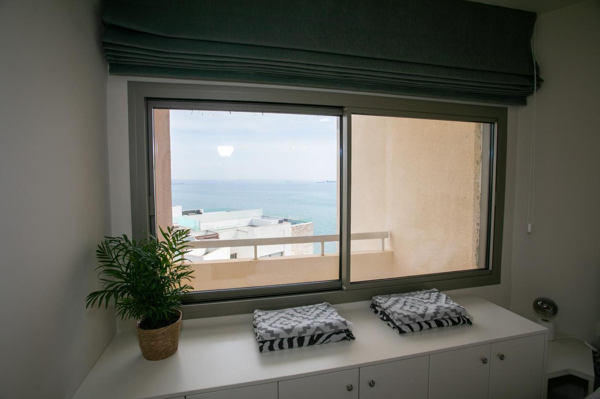 Palmove Luxurious Beachfront Apt Larnaca Buitenkant foto