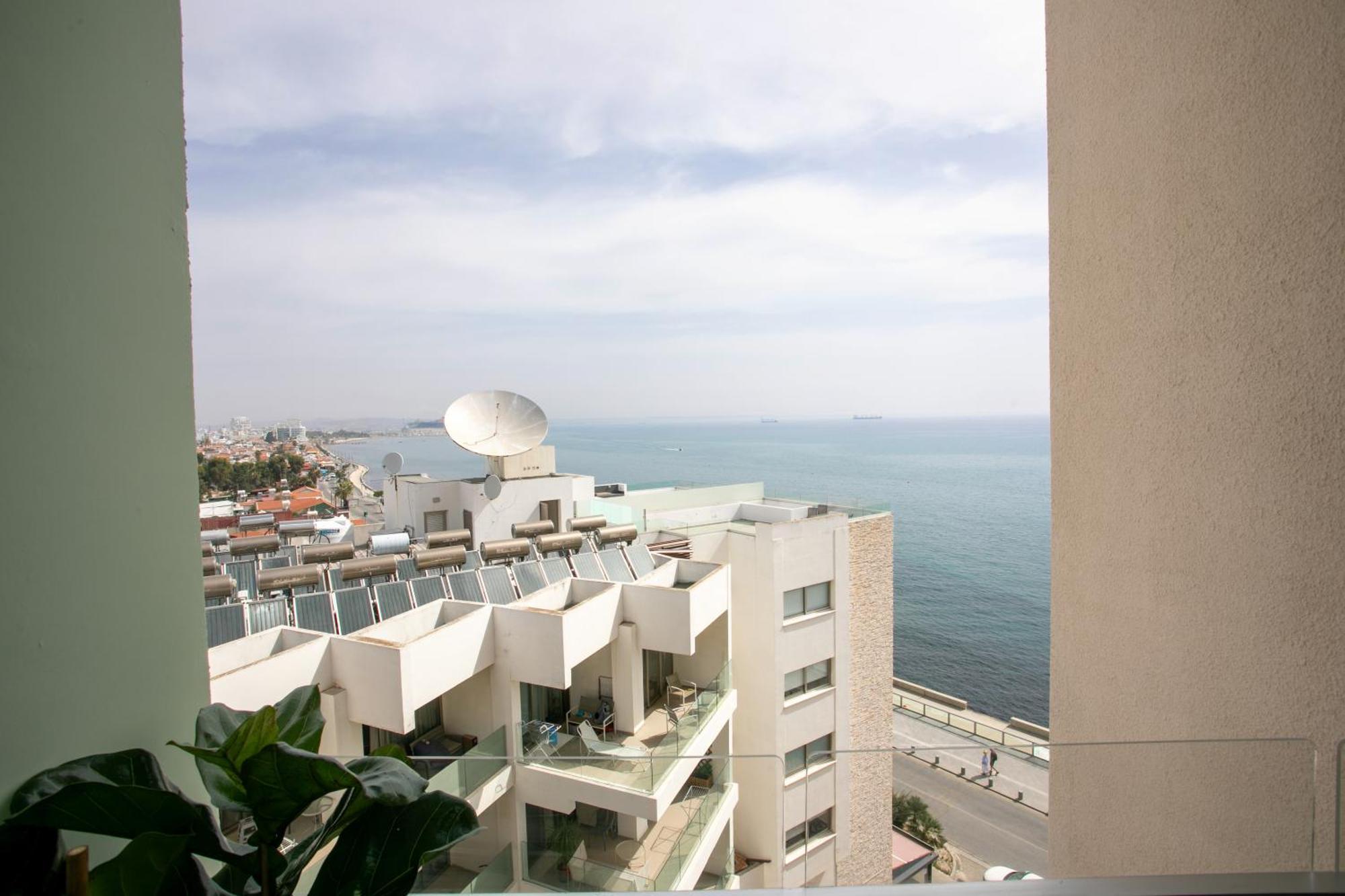 Palmove Luxurious Beachfront Apt Larnaca Buitenkant foto