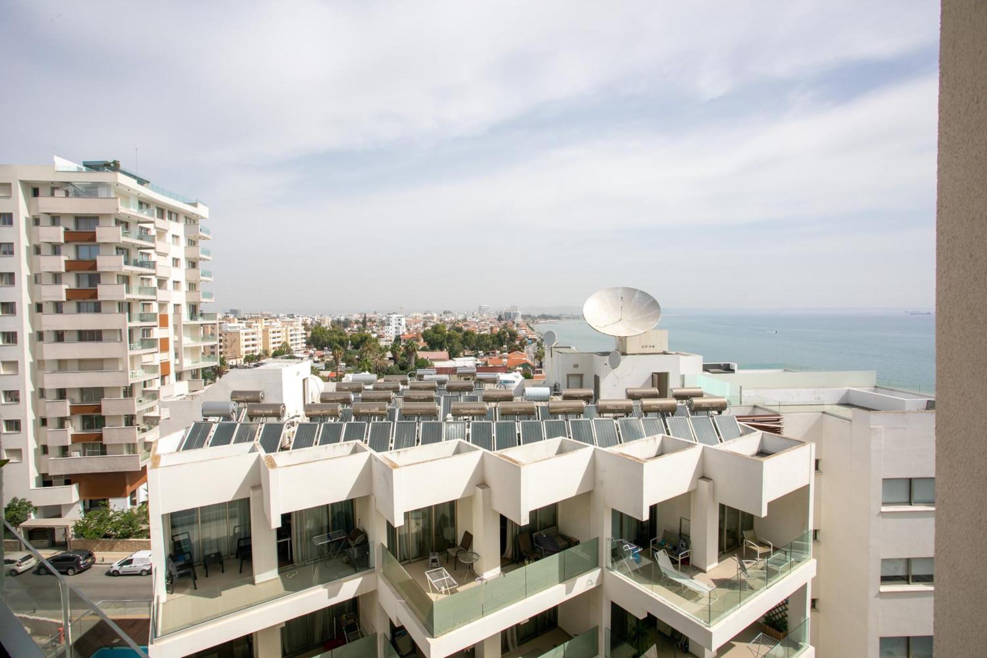 Palmove Luxurious Beachfront Apt Larnaca Buitenkant foto