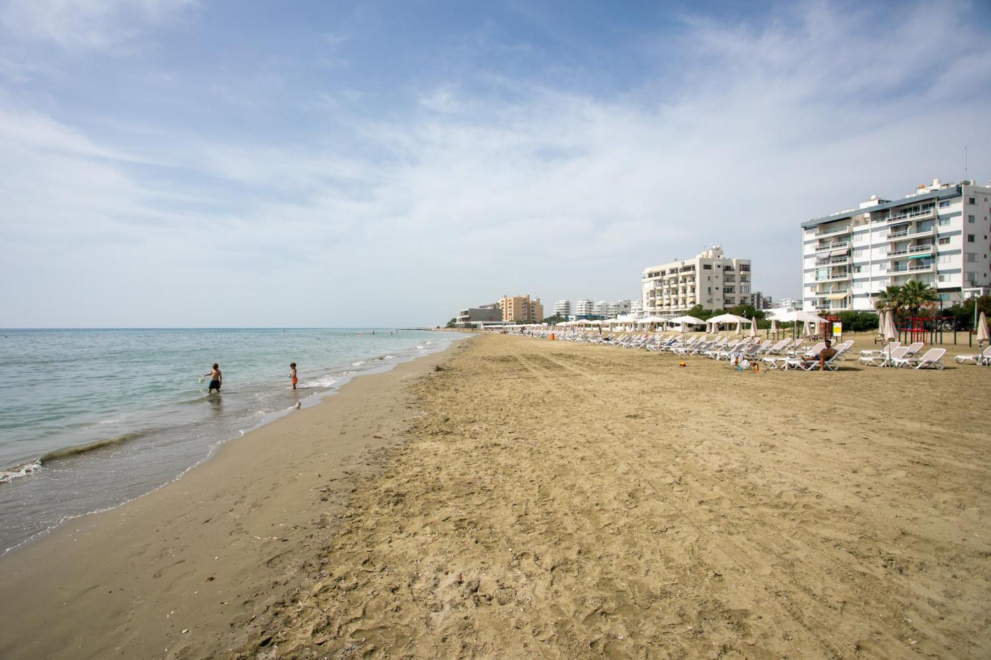 Palmove Luxurious Beachfront Apt Larnaca Buitenkant foto