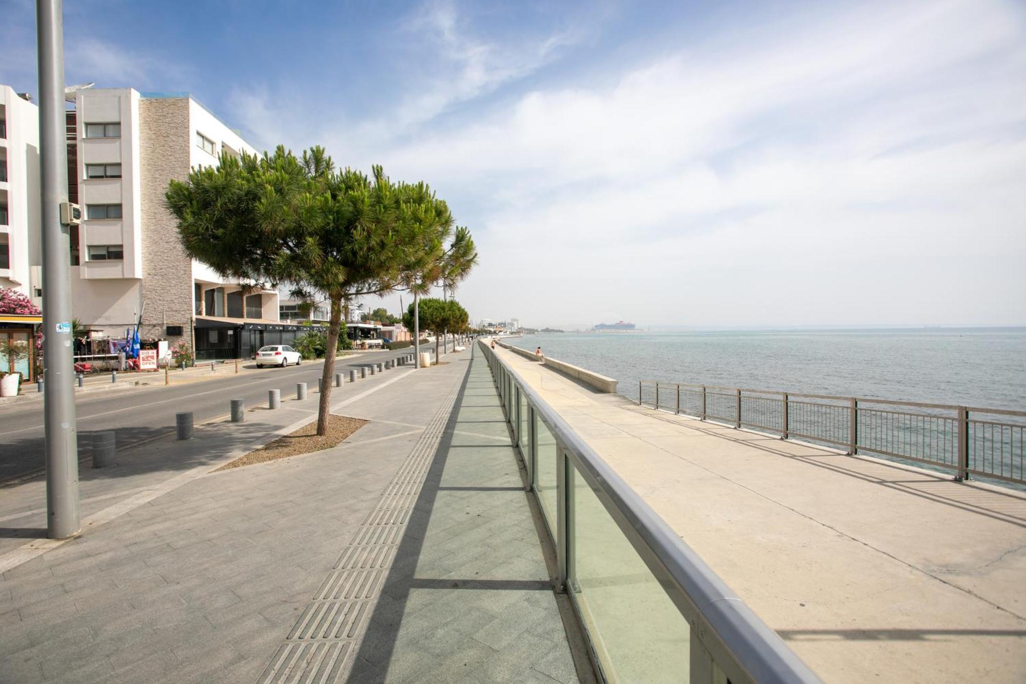 Palmove Luxurious Beachfront Apt Larnaca Buitenkant foto