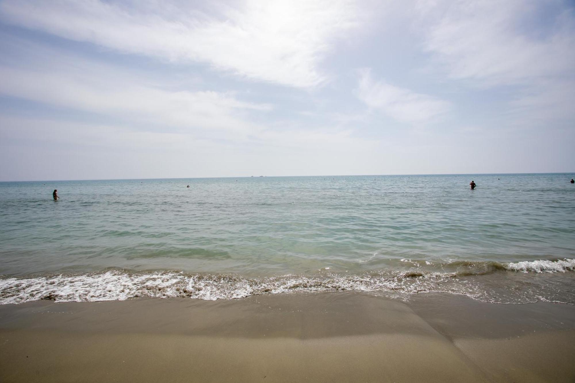 Palmove Luxurious Beachfront Apt Larnaca Buitenkant foto