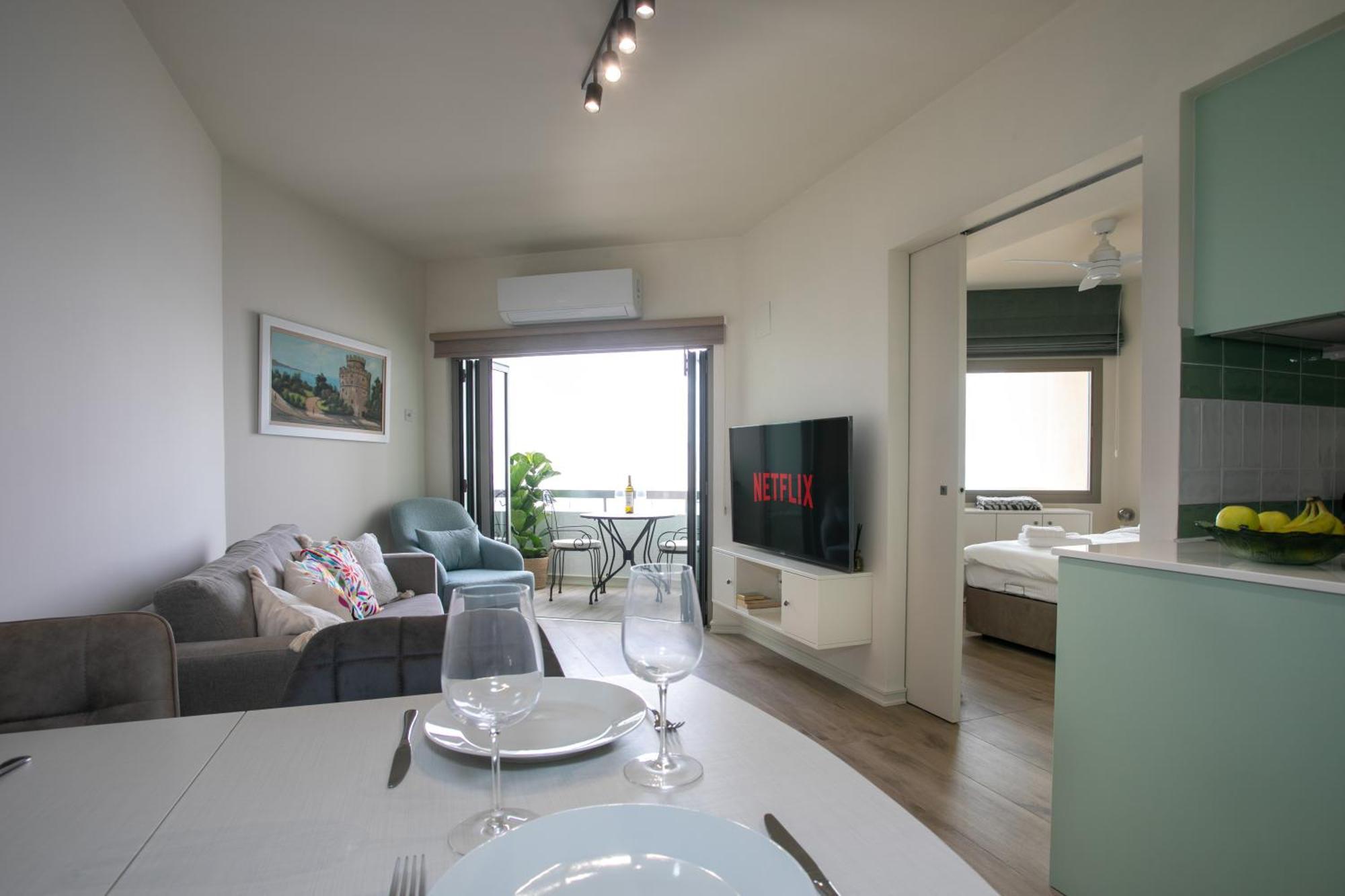 Palmove Luxurious Beachfront Apt Larnaca Buitenkant foto