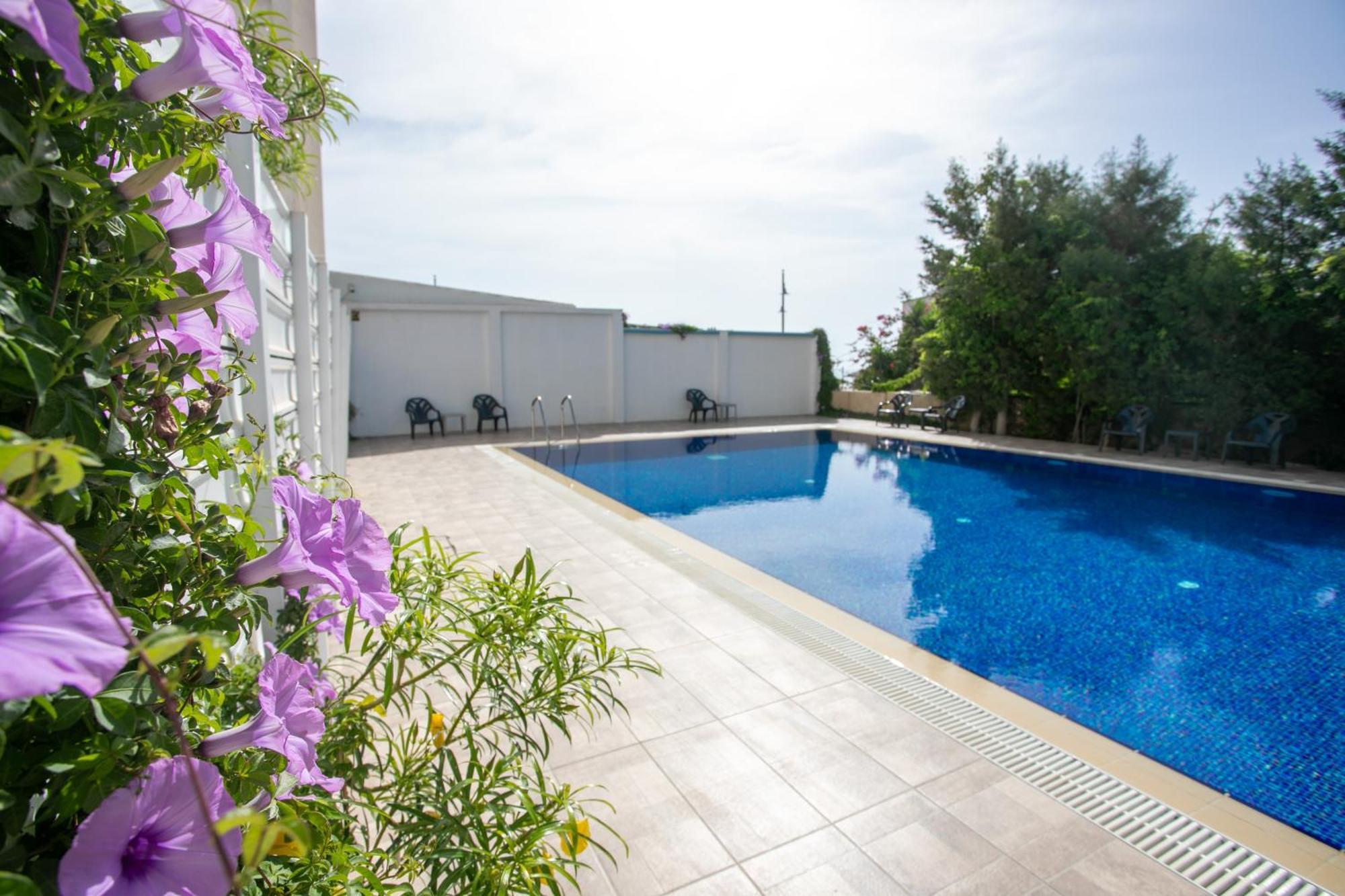Palmove Luxurious Beachfront Apt Larnaca Buitenkant foto
