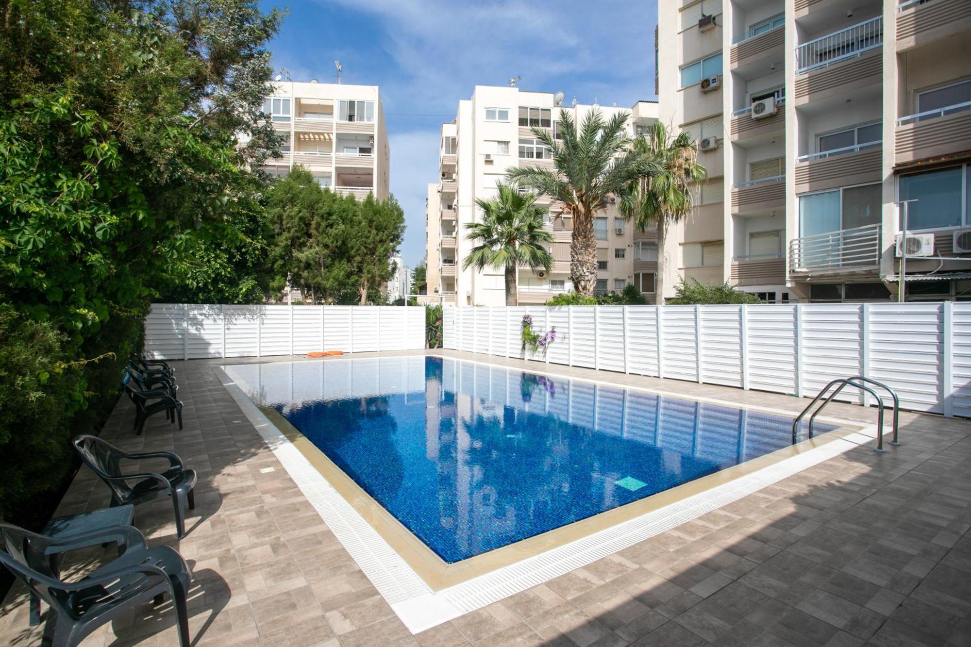 Palmove Luxurious Beachfront Apt Larnaca Buitenkant foto