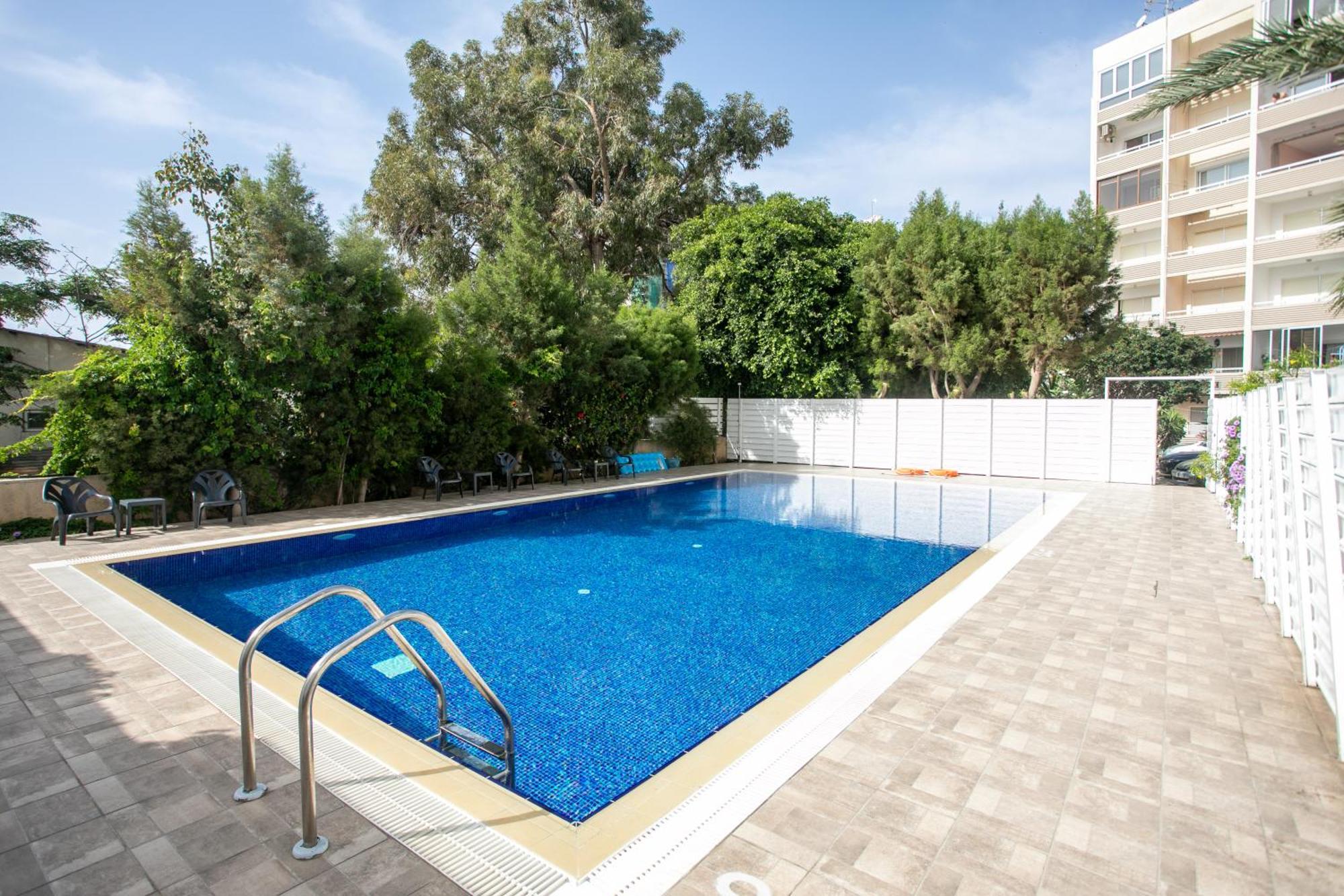 Palmove Luxurious Beachfront Apt Larnaca Buitenkant foto