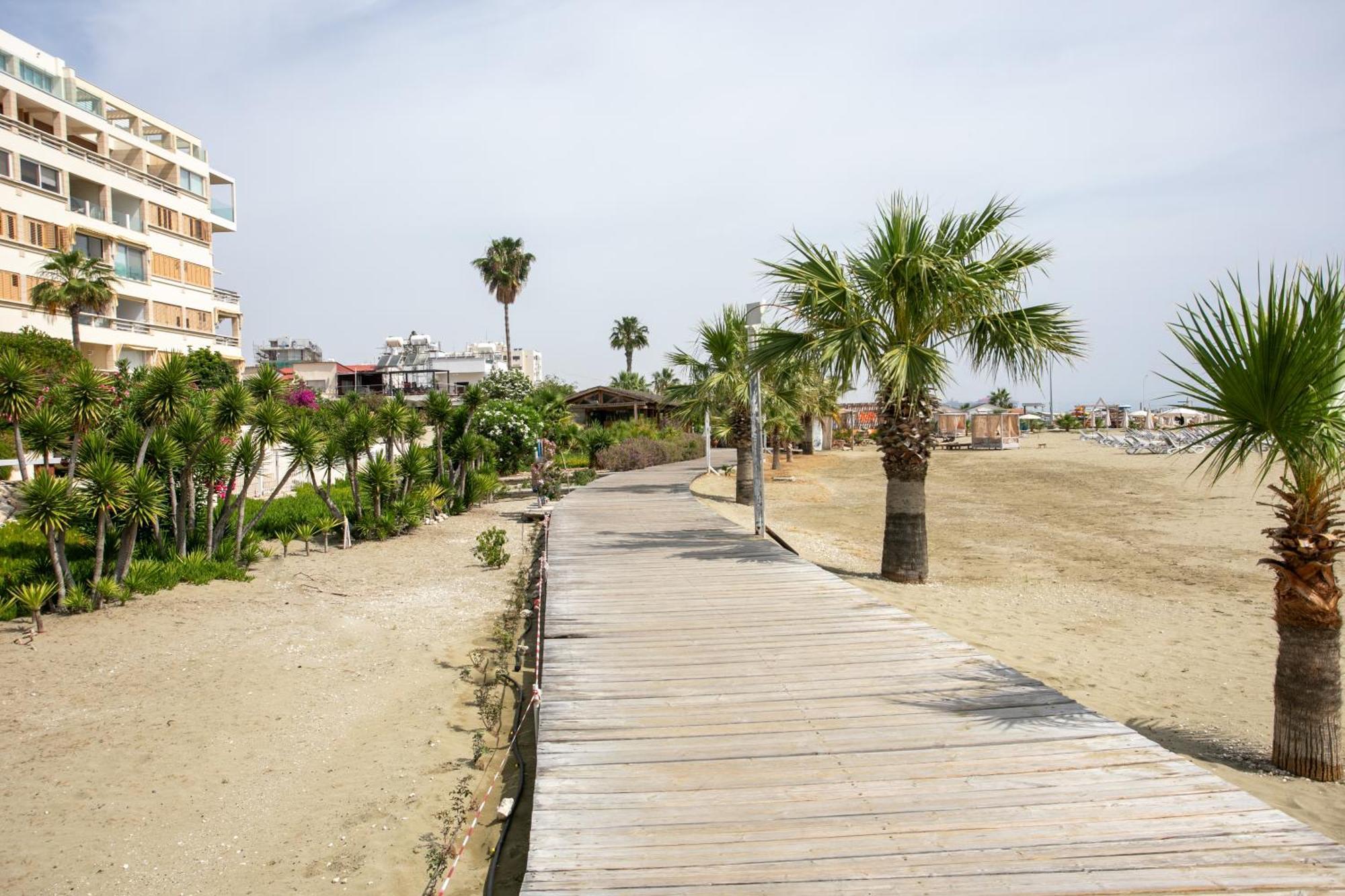 Palmove Luxurious Beachfront Apt Larnaca Buitenkant foto