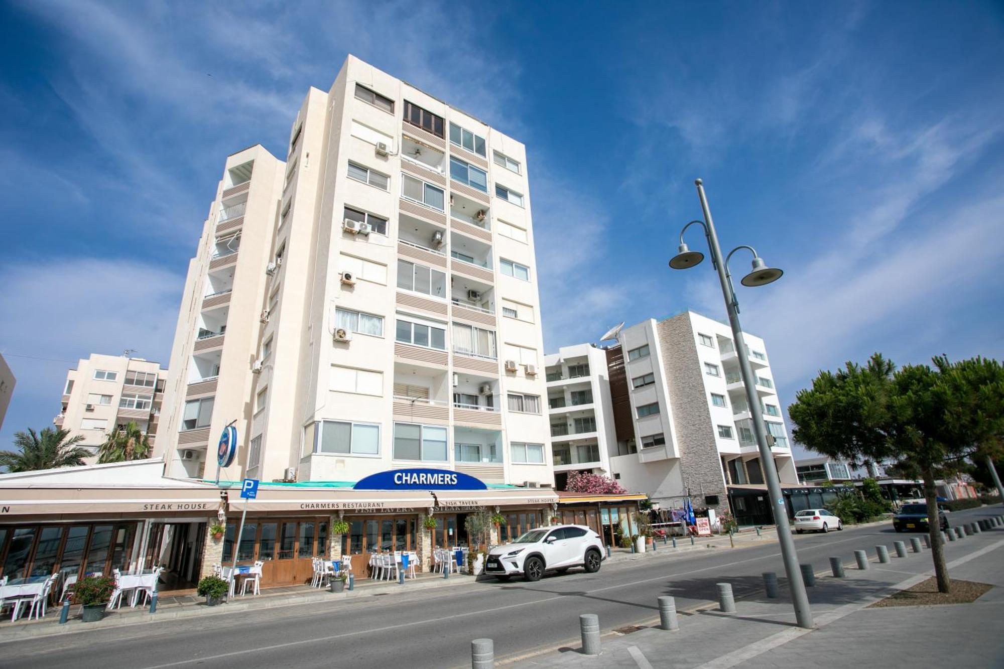 Palmove Luxurious Beachfront Apt Larnaca Buitenkant foto