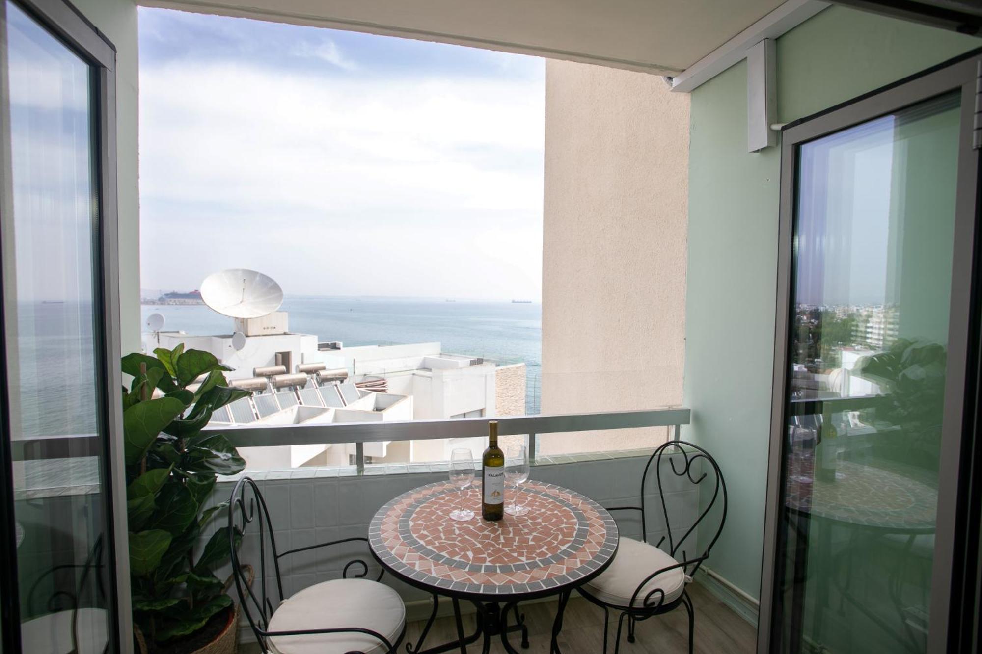 Palmove Luxurious Beachfront Apt Larnaca Buitenkant foto