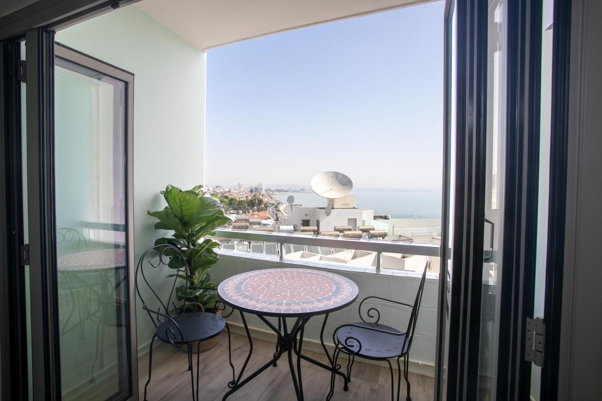 Palmove Luxurious Beachfront Apt Larnaca Buitenkant foto