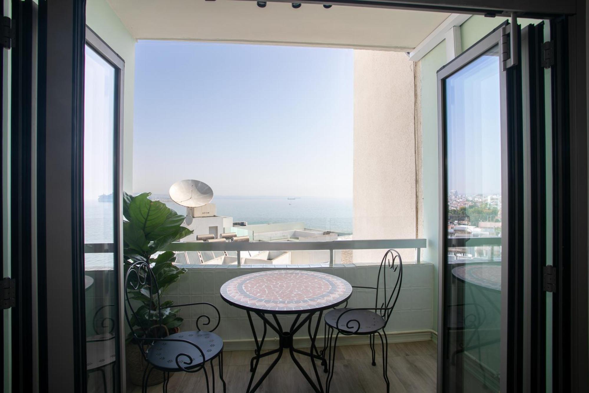 Palmove Luxurious Beachfront Apt Larnaca Buitenkant foto