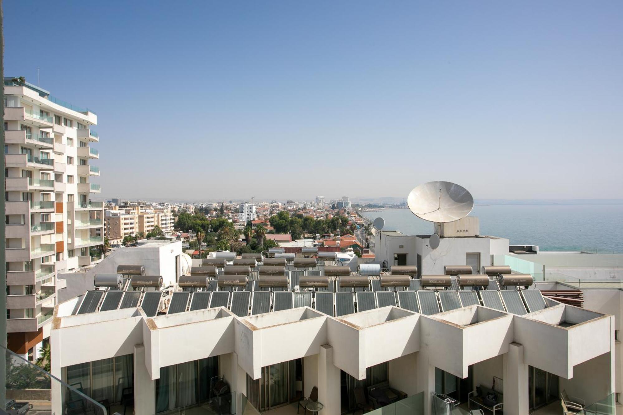 Palmove Luxurious Beachfront Apt Larnaca Buitenkant foto