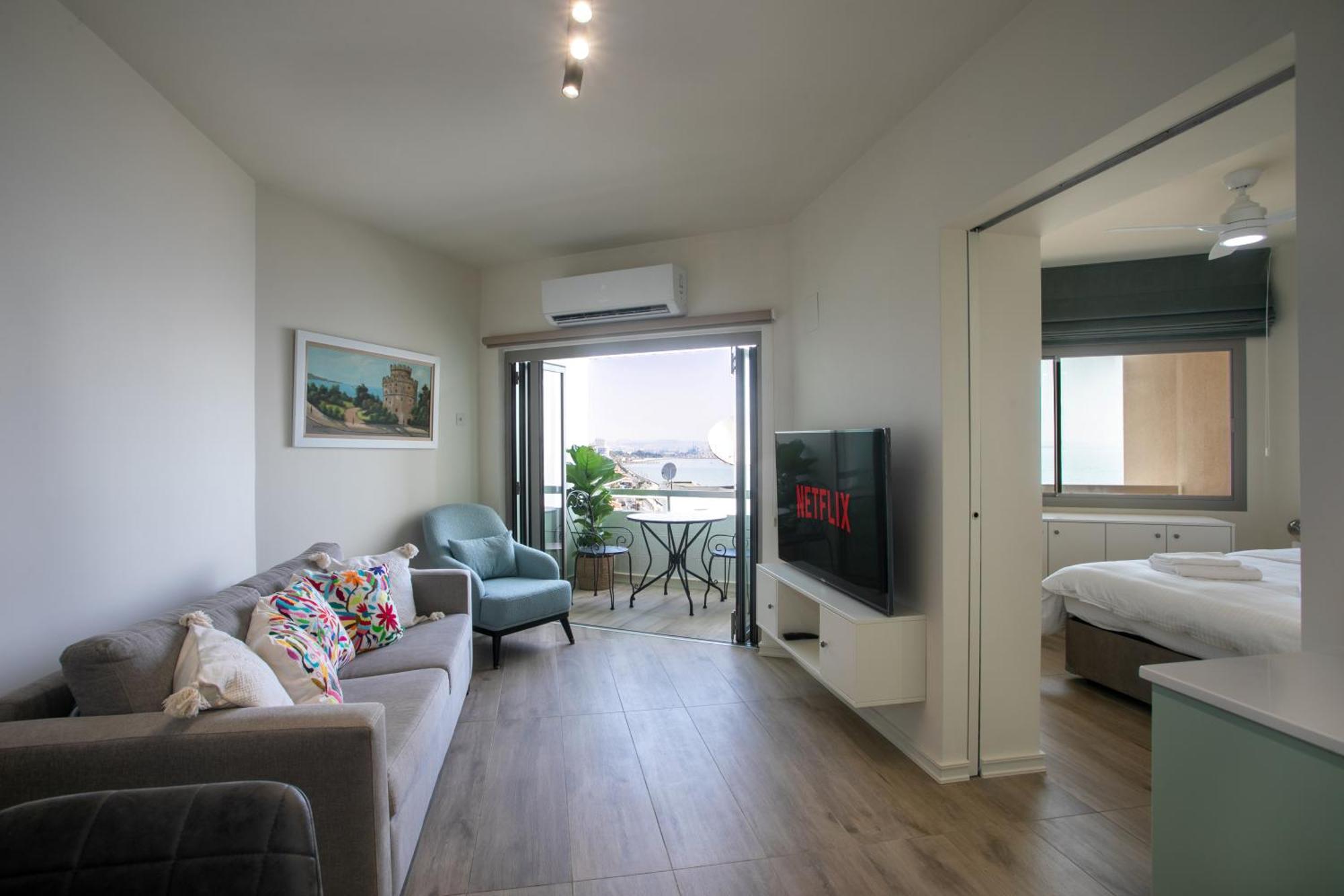 Palmove Luxurious Beachfront Apt Larnaca Buitenkant foto