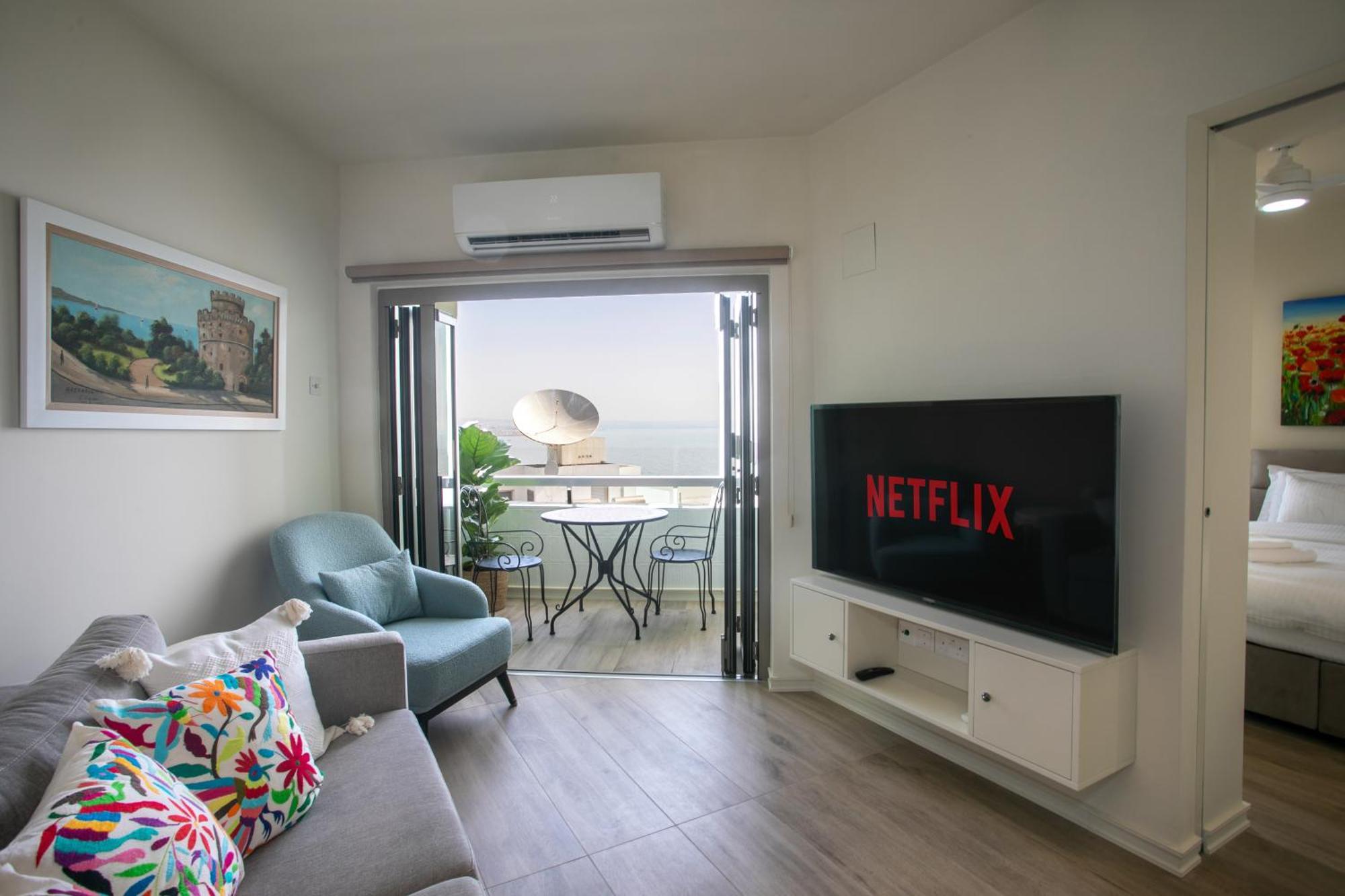 Palmove Luxurious Beachfront Apt Larnaca Buitenkant foto